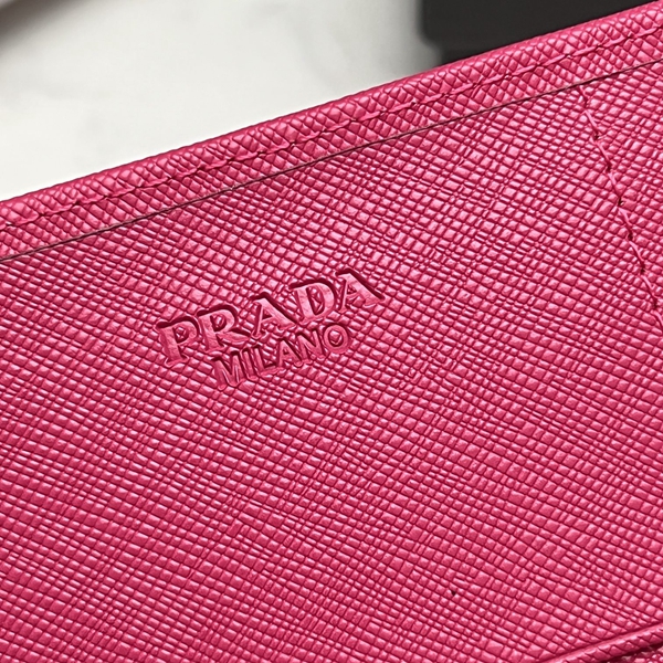 プラダ財布コピー着用イメージ